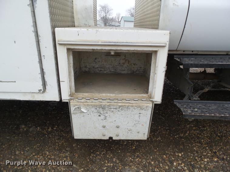 image for item DZ9169 2005 Ford F650 Super Duty service truck with crane