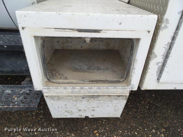 image for item DZ9169 2005 Ford F650 Super Duty service truck with crane