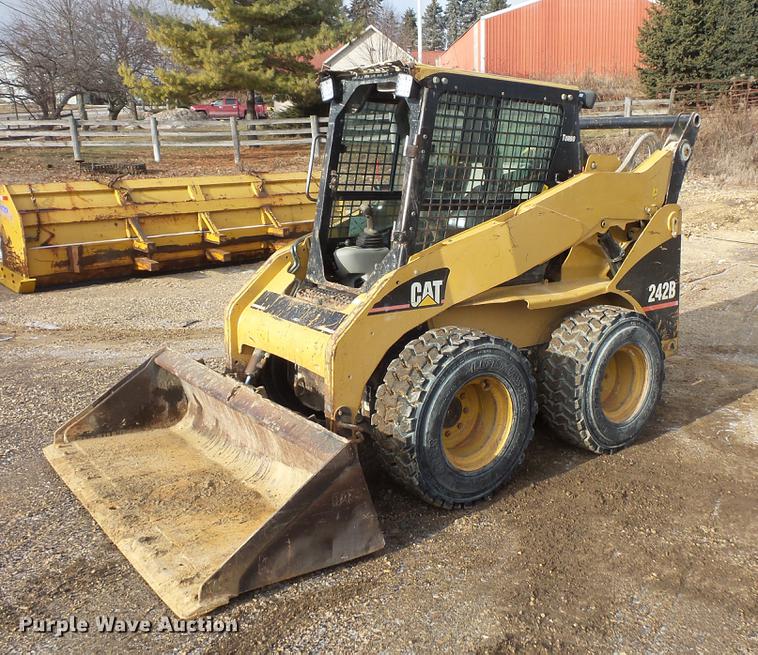 image for item EA9666 2005 Caterpillar 242B skid steer