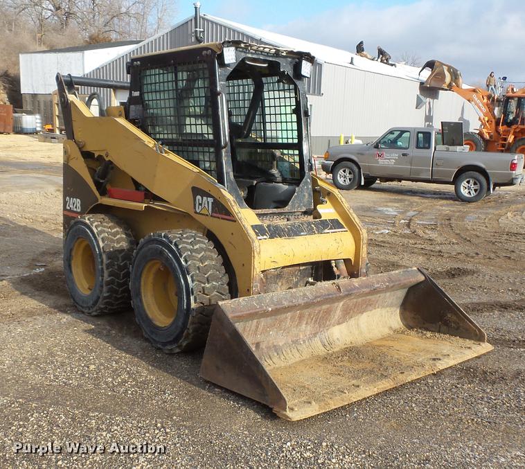 image for item EA9666 2005 Caterpillar 242B skid steer