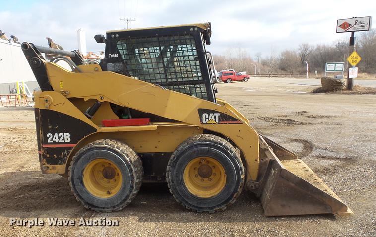image for item EA9666 2005 Caterpillar 242B skid steer