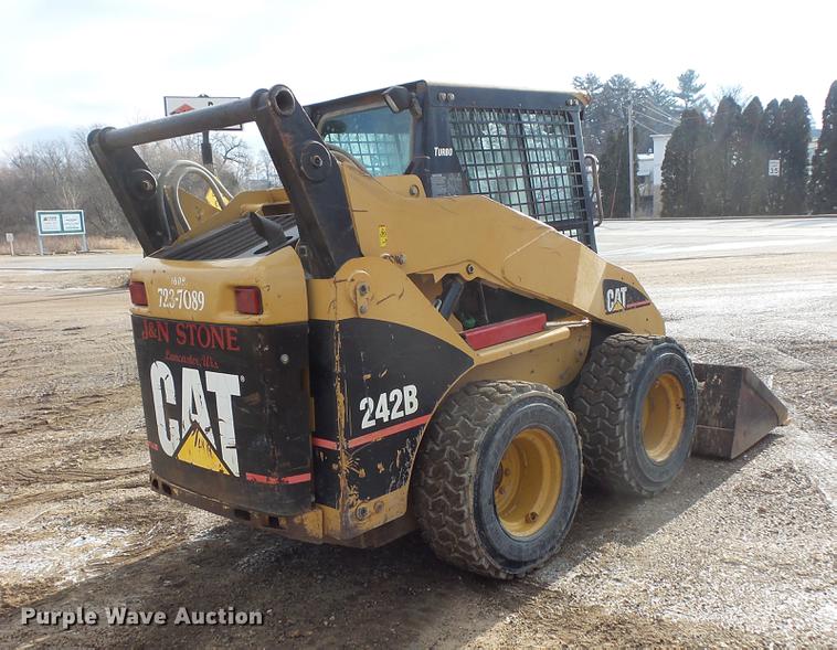 image for item EA9666 2005 Caterpillar 242B skid steer