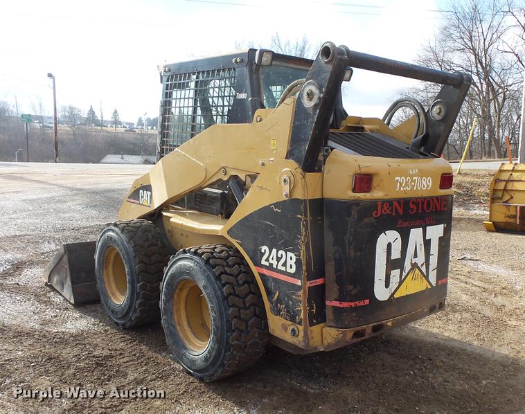 image for item EA9666 2005 Caterpillar 242B skid steer