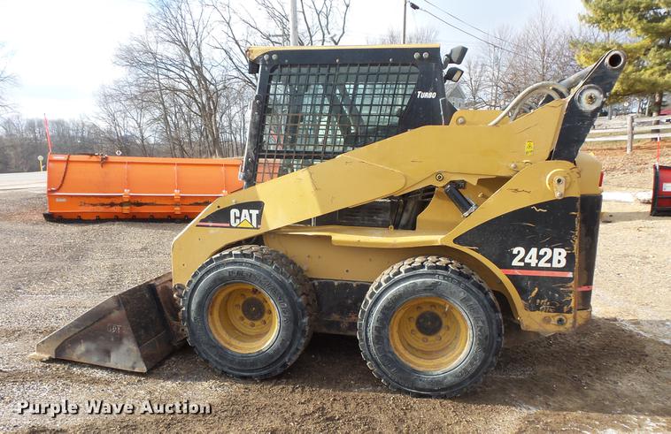 image for item EA9666 2005 Caterpillar 242B skid steer