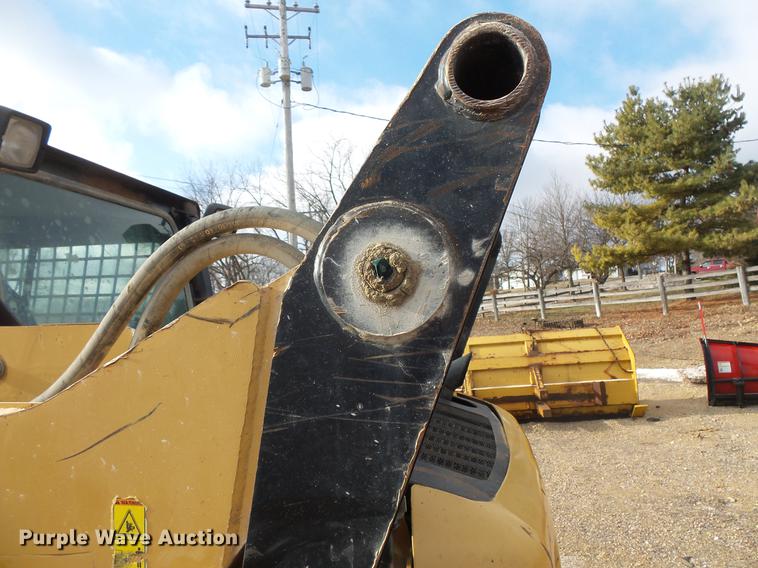 image for item EA9666 2005 Caterpillar 242B skid steer