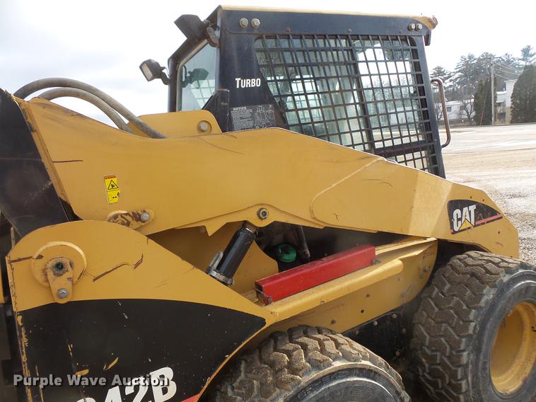 image for item EA9666 2005 Caterpillar 242B skid steer