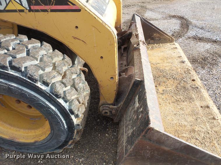 image for item EA9666 2005 Caterpillar 242B skid steer