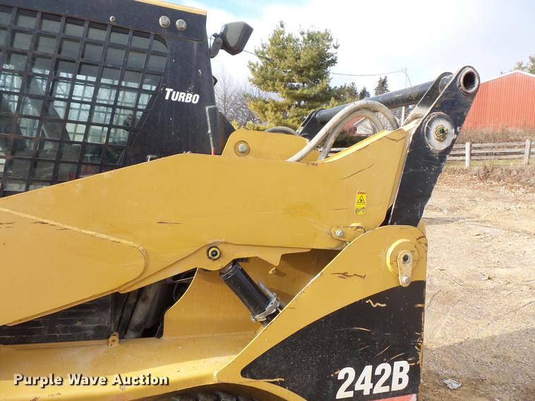 image for item EA9666 2005 Caterpillar 242B skid steer