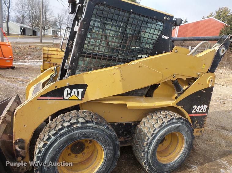 image for item EA9666 2005 Caterpillar 242B skid steer