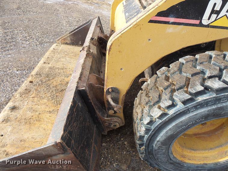 image for item EA9666 2005 Caterpillar 242B skid steer
