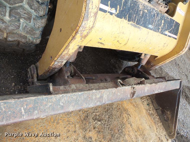 image for item EA9666 2005 Caterpillar 242B skid steer