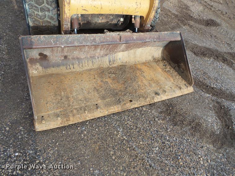 image for item EA9666 2005 Caterpillar 242B skid steer