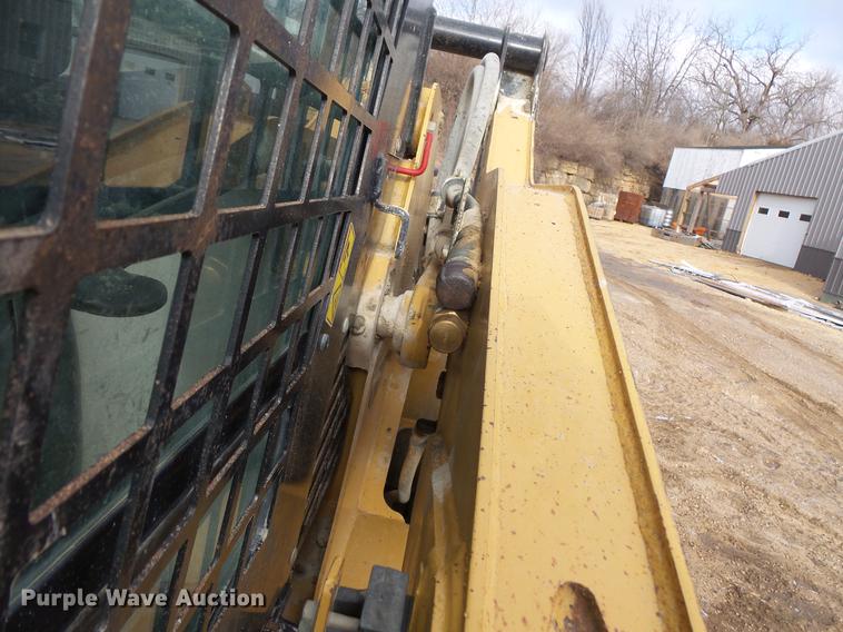 image for item EA9666 2005 Caterpillar 242B skid steer