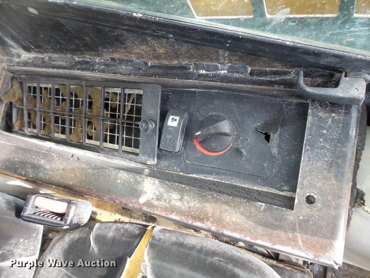 image for item EA9666 2005 Caterpillar 242B skid steer