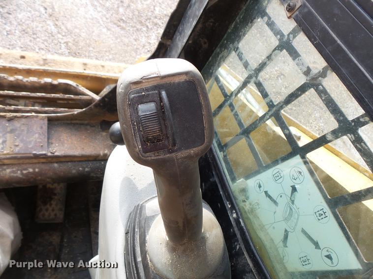 image for item EA9666 2005 Caterpillar 242B skid steer