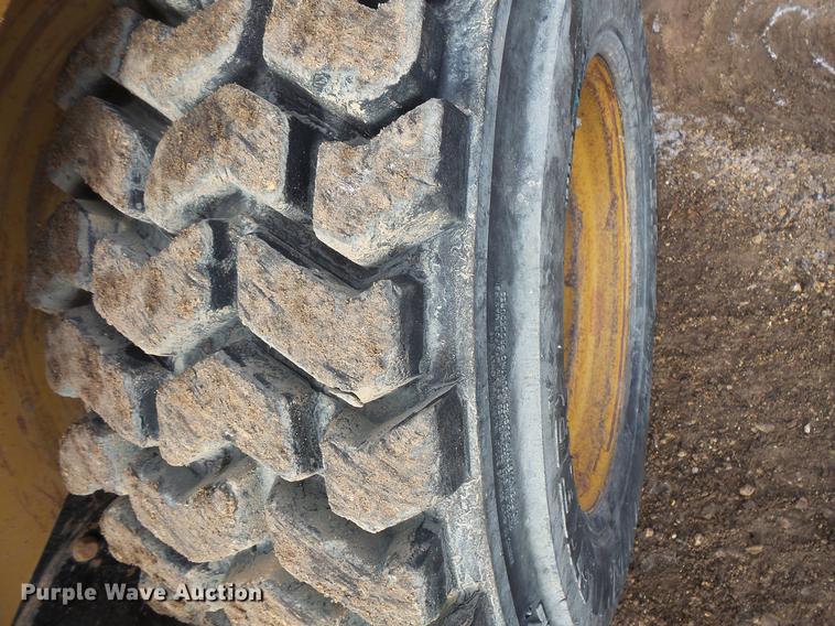 image for item EA9666 2005 Caterpillar 242B skid steer