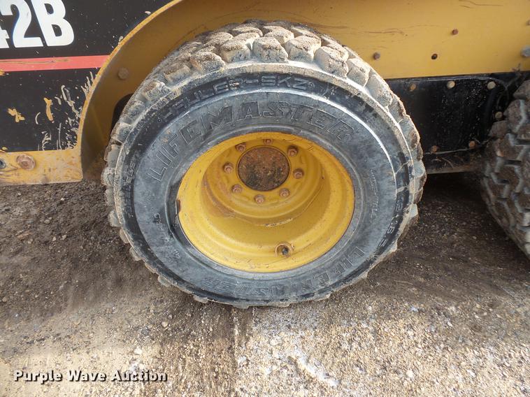 image for item EA9666 2005 Caterpillar 242B skid steer