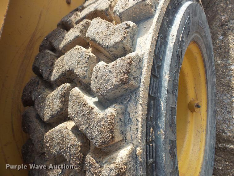 image for item EA9666 2005 Caterpillar 242B skid steer