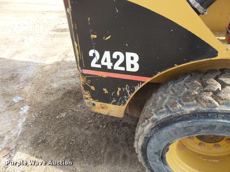 image for item EA9666 2005 Caterpillar 242B skid steer