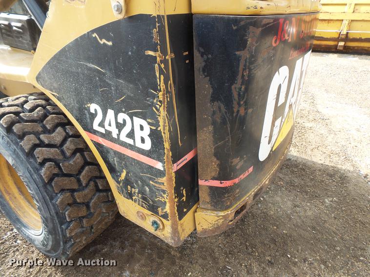 image for item EA9666 2005 Caterpillar 242B skid steer