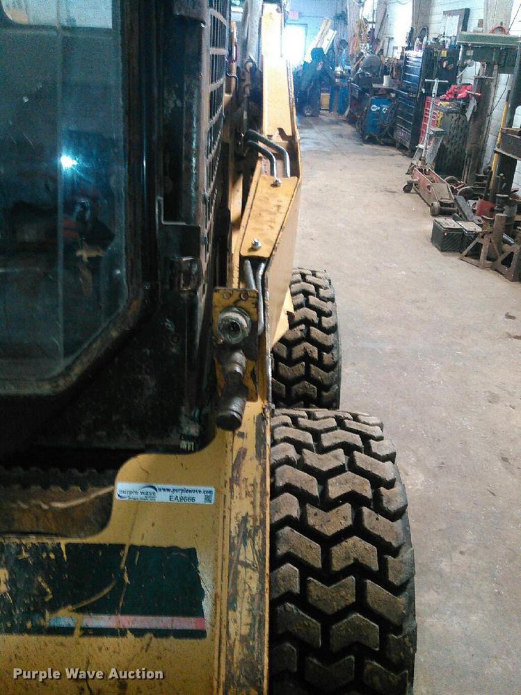 image for item EA9666 2005 Caterpillar 242B skid steer