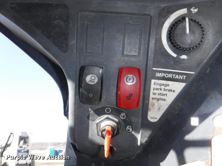 image for item EP9171 2013 John Deere 318D skid steer