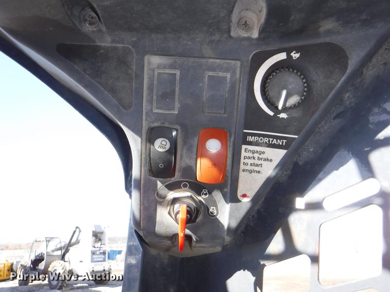 image for item EP9172 2013 John Deere 318D skid steer