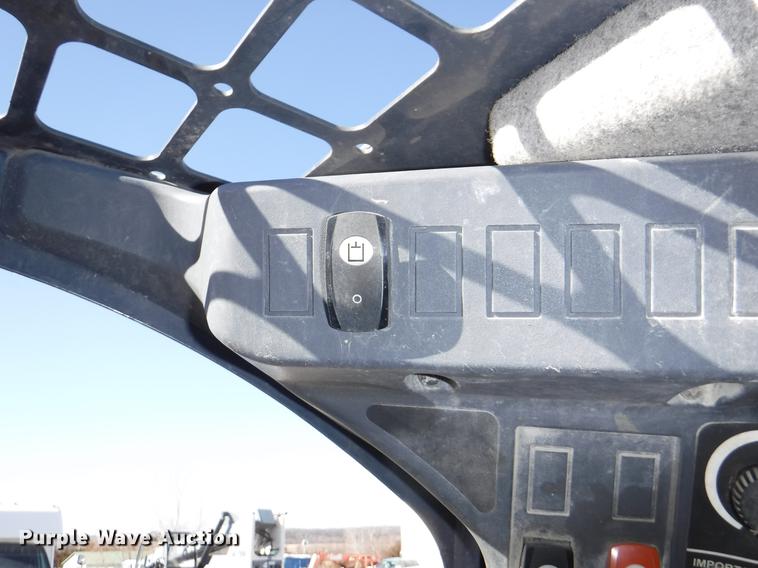 image for item EP9172 2013 John Deere 318D skid steer