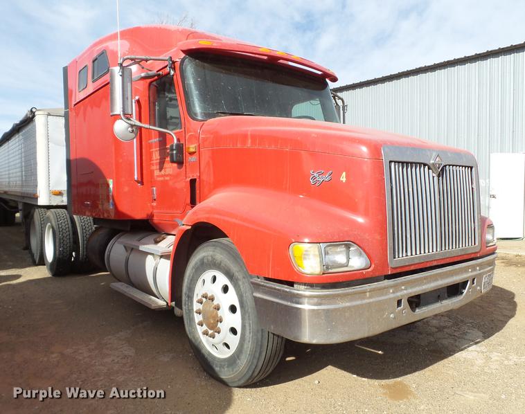 image for item BJ9783 2004 International 9400i semi truck