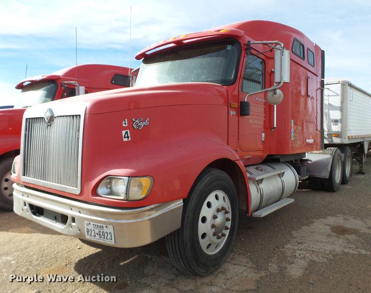 image for item BJ9783 2004 International 9400i semi truck