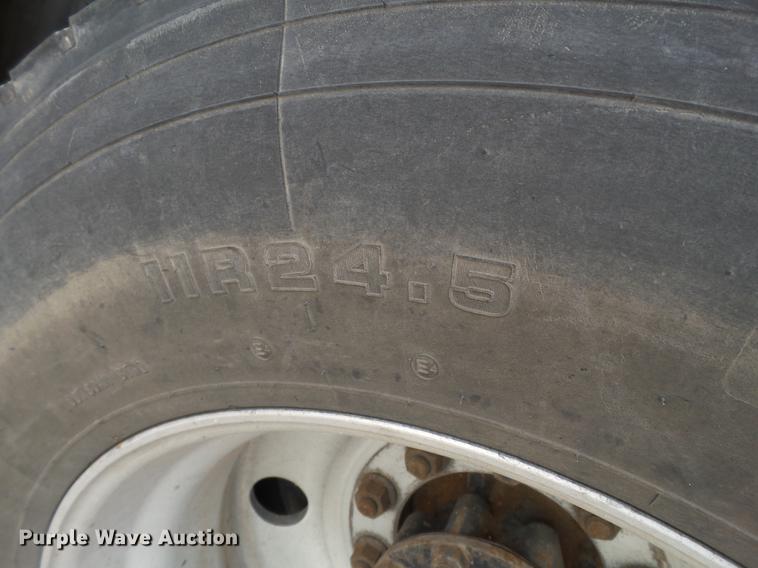 image for item BJ9783 2004 International 9400i semi truck