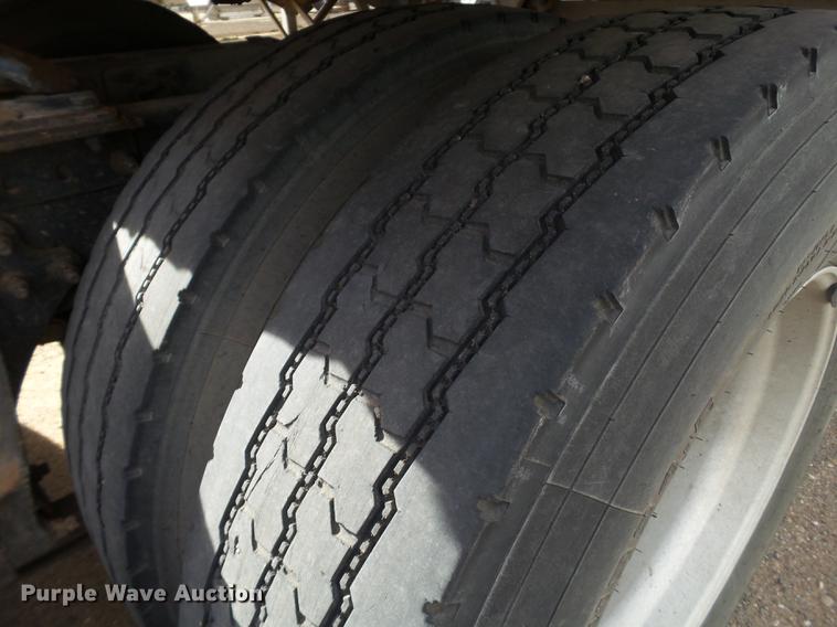 image for item BJ9783 2004 International 9400i semi truck