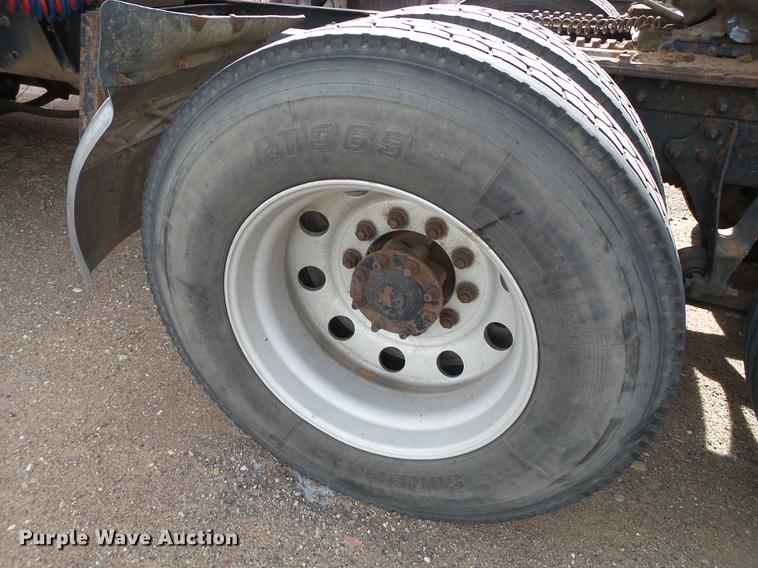 image for item BJ9783 2004 International 9400i semi truck