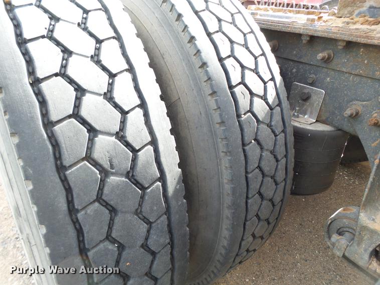 image for item BJ9783 2004 International 9400i semi truck