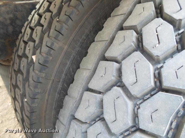 image for item BJ9783 2004 International 9400i semi truck