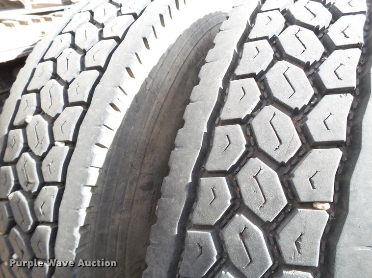 image for item BJ9783 2004 International 9400i semi truck