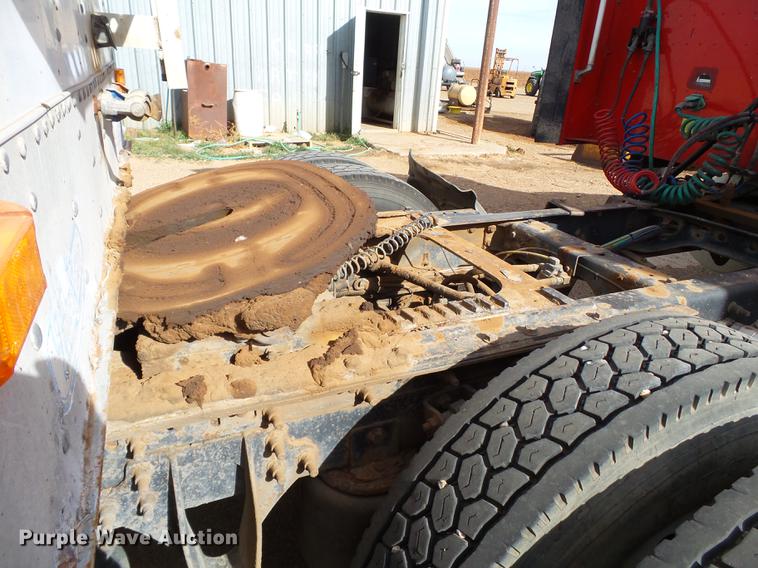 image for item BJ9783 2004 International 9400i semi truck