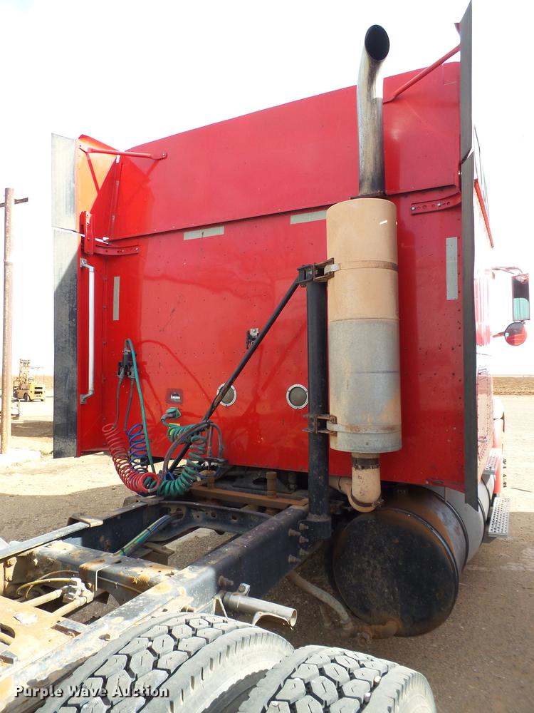 image for item BJ9783 2004 International 9400i semi truck