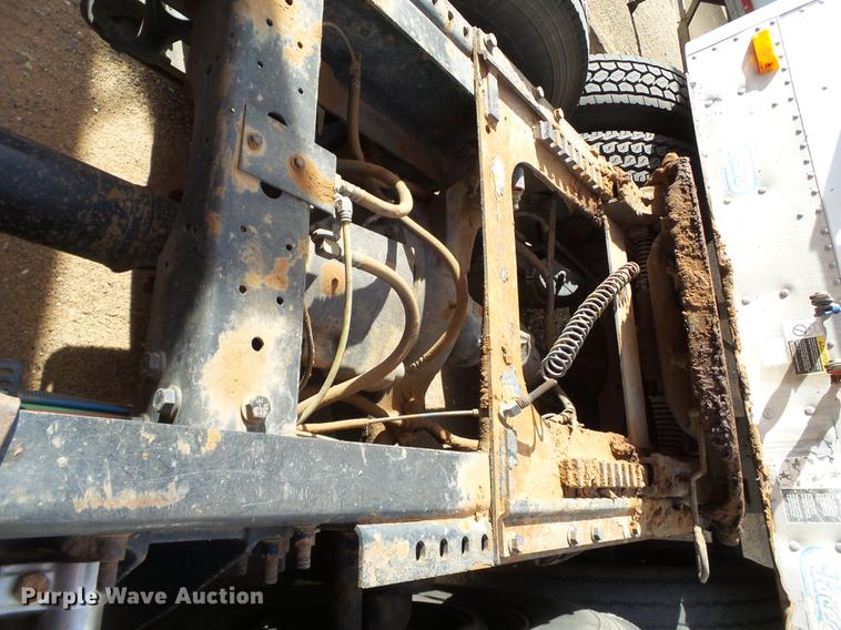 image for item BJ9783 2004 International 9400i semi truck