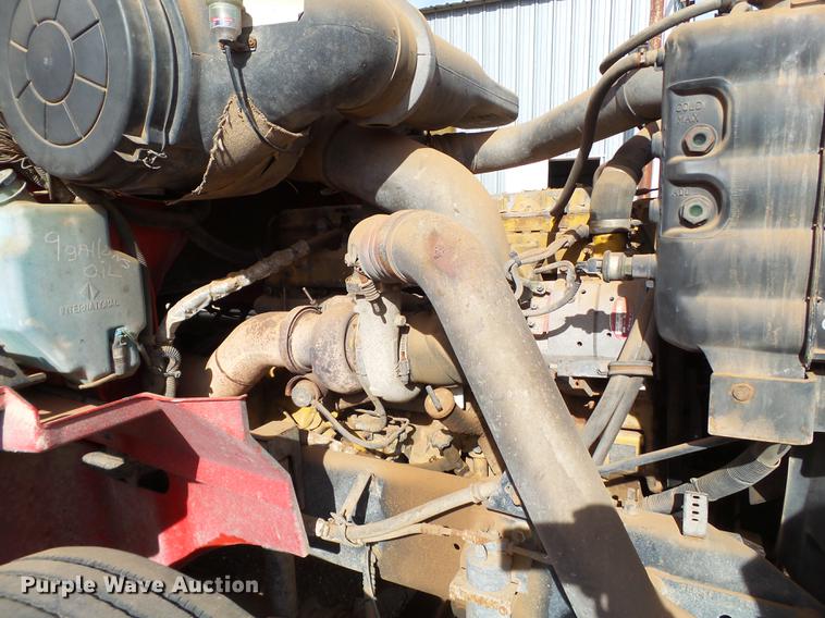 image for item BJ9783 2004 International 9400i semi truck