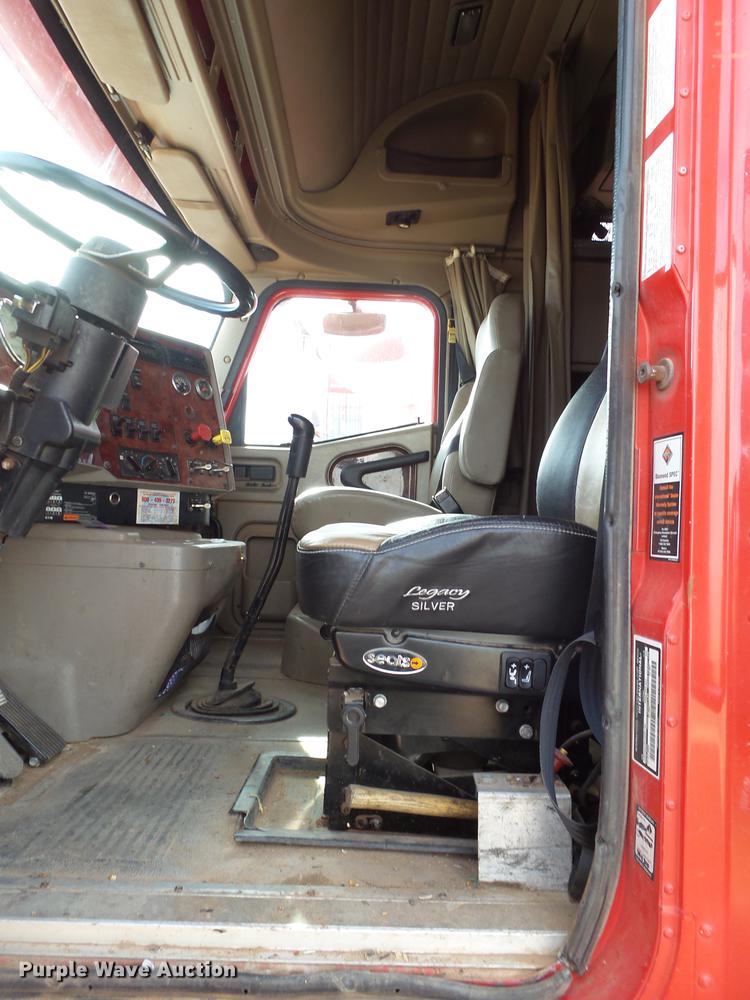 image for item BJ9783 2004 International 9400i semi truck