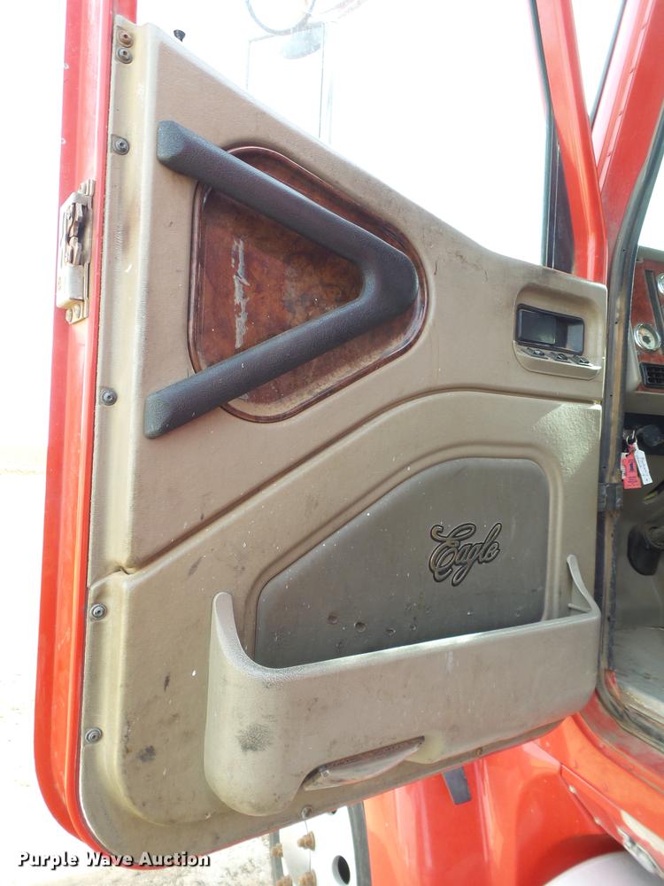 image for item BJ9783 2004 International 9400i semi truck