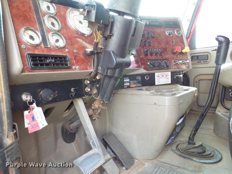 image for item BJ9783 2004 International 9400i semi truck