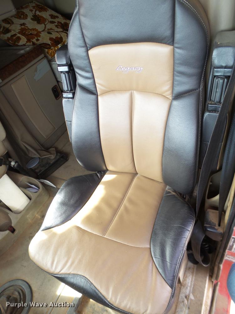 image for item BJ9783 2004 International 9400i semi truck