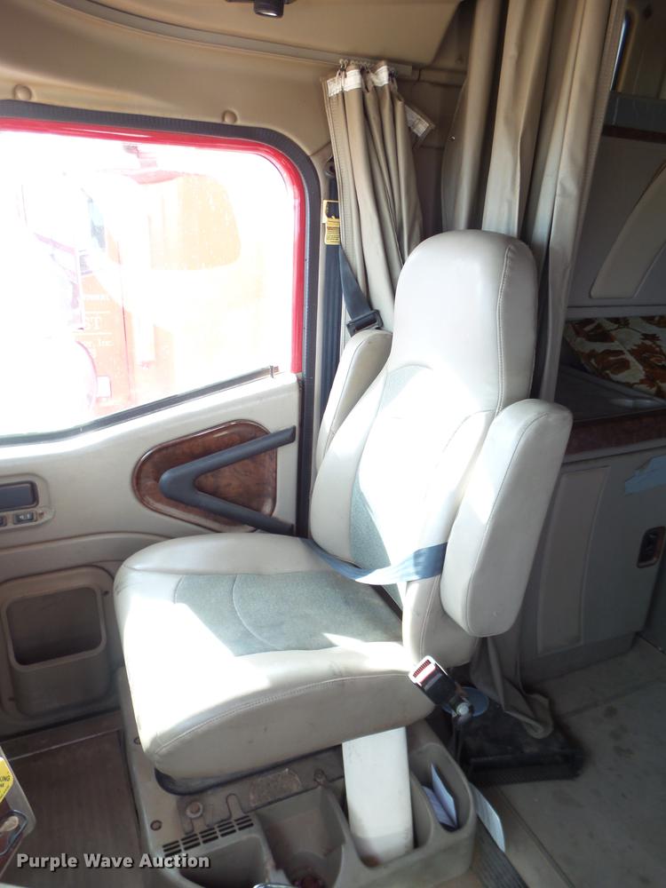 image for item BJ9783 2004 International 9400i semi truck