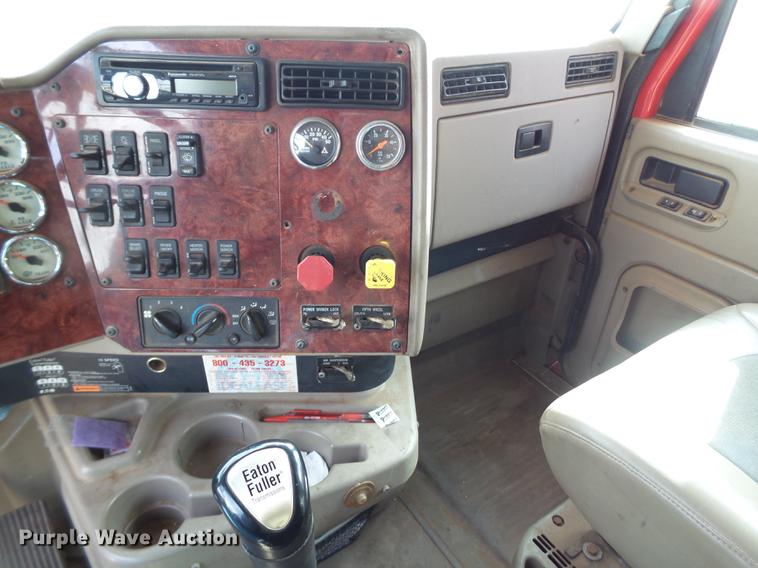 image for item BJ9783 2004 International 9400i semi truck