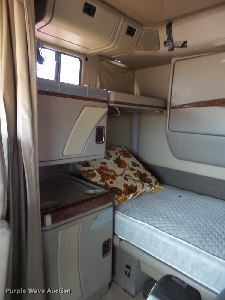 image for item BJ9783 2004 International 9400i semi truck