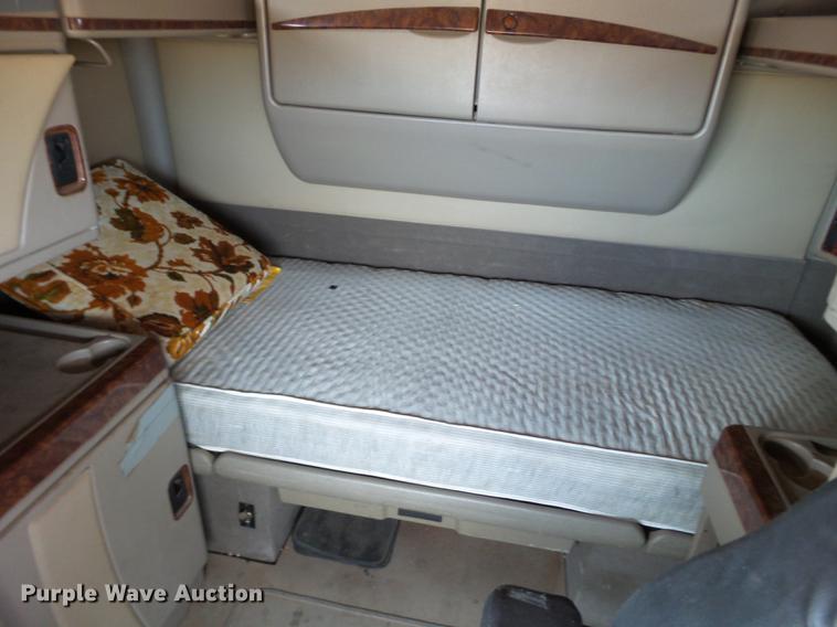 image for item BJ9783 2004 International 9400i semi truck