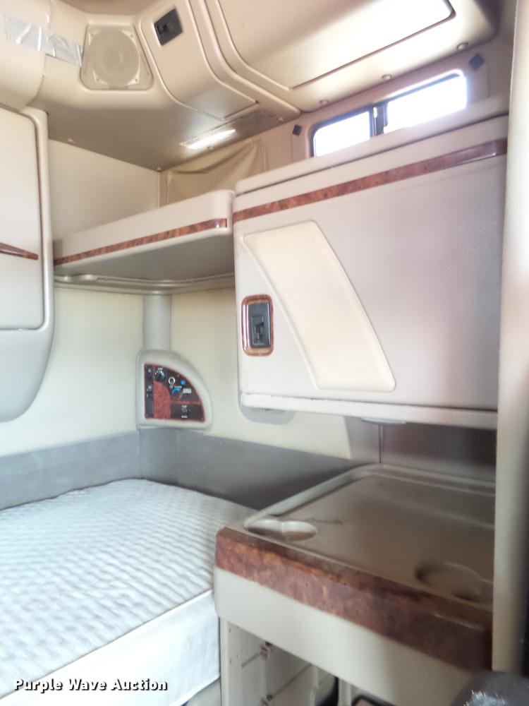 image for item BJ9783 2004 International 9400i semi truck