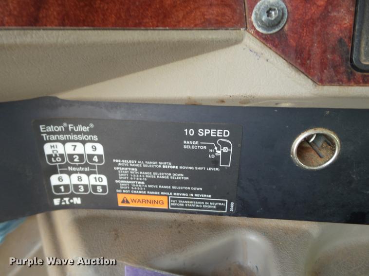 image for item BJ9783 2004 International 9400i semi truck